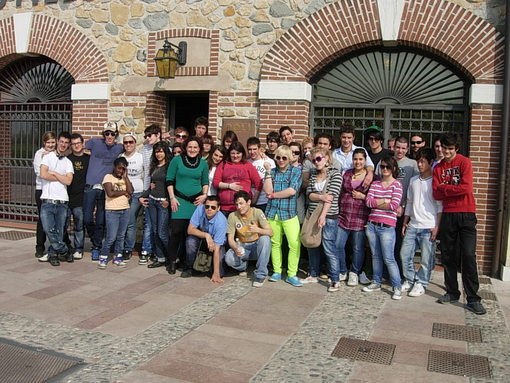 Poli - Gli studenti della scuola alberghiera Tonezza con l'insegnante Stefania Marchesini